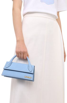 Женская сумка le chiquito long JACQUEMUS голубого цвета по цене 0 руб., арт. 203BA04/304340 | Фото 2 Женская сумка le chiquito long JACQUEMUS голубого цвета, арт. 203BA04/304340 | Фото 2 (Сумки-технические: Сумки через плечо, Сумки top-handle; Материал: Натуральная кожа; Ремень/цепочка: На ремешке; Размер: small)