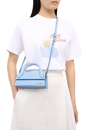 Женская сумка le chiquito long JACQUEMUS голубого цвета по цене 0 руб., арт. 203BA04/304340 | Фото 5 Женская сумка le chiquito long JACQUEMUS голубого цвета, арт. 203BA04/304340 | Фото 5 (Сумки-технические: Сумки через плечо, Сумки top-handle; Материал: Натуральная кожа; Ремень/цепочка: На ремешке; Размер: small)