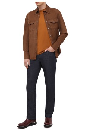 Мужская замшевая рубашка TOM FORD коричневого цвета по цене 444500 руб., арт. BV414/TFL646 | Фото 2 Мужская замшевая рубашка TOM FORD коричневого цвета, арт. BV414/TFL646 | Фото 2 (Длина (для топов): Стандартные; Рукава: Длинные; Случай: Повседневный; Мужское Кросс-КТ: Рубашка-одежда; Стили: Кэжуэл; Манжеты: На кнопках; Воротник: Кент; Принт: Однотонные; Материал внешний: Замша, Натуральная кожа; Региональные ограничения белый список (Axapta Mercury): RU)