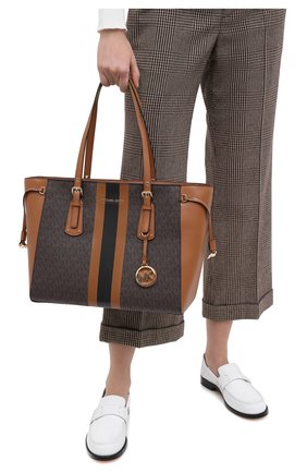 Женский сумка-шопер voyager MICHAEL MICHAEL KORS коричневого цвета по цене 27200 руб., арт. 30T0GV6T2B | Фото 2 Женский сумка-шопер voyager MICHAEL MICHAEL KORS коричневого цвета, арт. 30T0GV6T2B | Фото 2