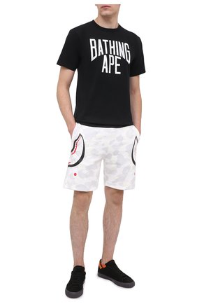 Мужские хлопковые шорты BAPE белого цвета по цене 25450 руб., арт. 1G80153010 | Фото 2 Мужские хлопковые шорты BAPE белого цвета, арт. 1G80153010 | Фото 2