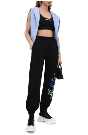 Женские замшевые ботинки ALEXANDER MCQUEEN черного цвета по цене 49950 руб., арт. 633900/WHBGU | Фото 2 Женские замшевые ботинки ALEXANDER MCQUEEN черного цвета, арт. 633900/WHBGU | Фото 2