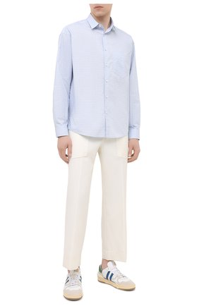Мужская хлопковая рубашка JACQUEMUS голубого цвета по цене 26900 руб., арт. 206SH01/103232 | Фото 2 Мужская хлопковая рубашка JACQUEMUS голубого цвета, арт. 206SH01/103232 | Фото 2 (Материал внешний: Хлопок; Длина (для топов): Стандартные; Рукава: Длинные; Случай: Повседневный; Стили: Кэжуэл; Воротник: Кент)