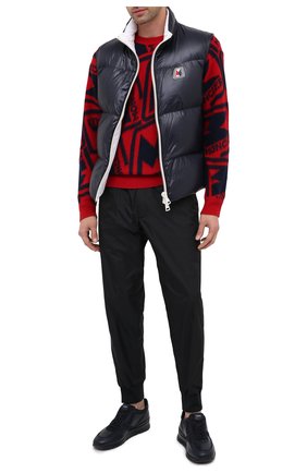 Мужские джоггеры MONCLER черного цвета по цене 29300 руб., арт. F2-091-2A730-00-68352 | Фото 2 Мужские джоггеры MONCLER черного цвета, арт. F2-091-2A730-00-68352 | Фото 2 (Материал подклада: Синтетический материал; Силуэт М (брюки): Джоггеры; Длина (брюки, джинсы): Стандартные; Материал внешний: Синтетический материал; Стили: Спорт-шик)