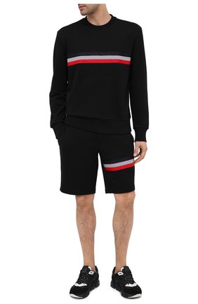 Мужские хлопковые шорты MONCLER черного цвета по цене 38400 руб., арт. F2-091-8H716-10-80985 | Фото 2 Мужские хлопковые шорты MONCLER черного цвета, арт. F2-091-8H716-10-80985 | Фото 2 (Стили: Спорт-шик; Материал внешний: Хлопок; Длина Шорты М: До колена; Принт: С принтом; Кросс-КТ: Трикотаж)