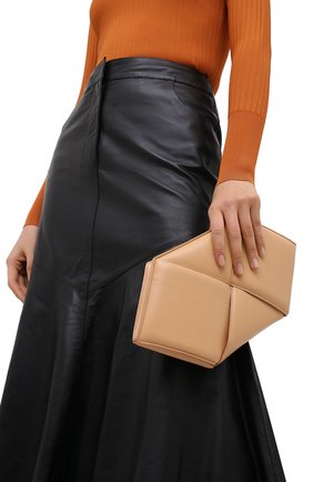 Женский клатч BOTTEGA VENETA бежевого цвета по цене 115000 руб., арт. 639955/VCQR2 | Фото 2 Женский клатч BOTTEGA VENETA бежевого цвета, арт. 639955/VCQR2 | Фото 2
