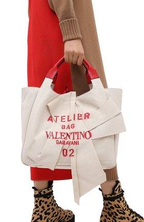 Женский сумка-шопер valentino garavani atelier VALENTINO бежевого цвета по цене 175000 руб., арт. UW0B0H95/SVJ | Фото 2 Женский сумка-шопер valentino garavani atelier VALENTINO бежевого цвета, арт. UW0B0H95/SVJ | Фото 2
