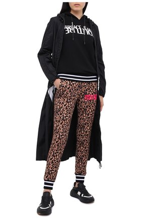 Женские хлопковые джоггеры VERSACE JEANS COUTURE разноцветного цвета по цене 33850 руб., арт. A1HZA151-ZDP310 PRINT L0G0/S0810 | Фото 2 Женские хлопковые джоггеры VERSACE JEANS COUTURE разноцветного цвета, арт. A1HZA151-ZDP310 PRINT L0G0/S0810 | Фото 2