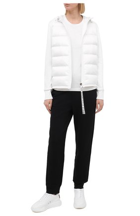 Женская хлопковая футболка MONCLER белого цвета по цене 16200 руб., арт. F2-093-8C732-00-V8058 | Фото 2 Женская хлопковая футболка MONCLER белого цвета, арт. F2-093-8C732-00-V8058 | Фото 2