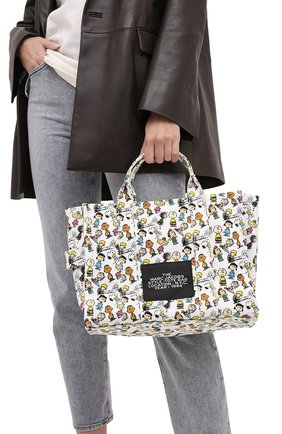 Женский сумка-тоут the traveller small peanuts x marc jacobs MARC JACOBS (THE) белого цвета по цене 27050 руб., арт. M0016660 | Фото 2 Женский сумка-тоут the traveller small peanuts x marc jacobs MARC JACOBS (THE) белого цвета, арт. M0016660 | Фото 2