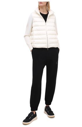 Женский пуховая куртка MONCLER белого цвета по цене 62500 руб., арт. F2-093-9B511-00-A9018 | Фото 2 Женский пуховая куртка MONCLER белого цвета, арт. F2-093-9B511-00-A9018 | Фото 2