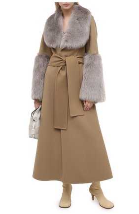 Женское пальто с меховой отделкой LOEWE бежевого цвета по цене 361500 руб., арт. S540Y01X04 | Фото 2 Женское пальто с меховой отделкой LOEWE бежевого цвета, арт. S540Y01X04 | Фото 2