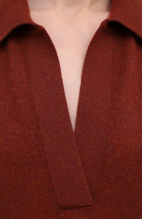 Женский кашемировый свитер KHAITE коричневого цвета, арт. 8172605/J0 | Фото 5 (Женское Кросс-КТ: Свитер-одежда; Материал внешний: Шерсть, Кашемир; Рукава: Длинные; Длина (для топов): Стандартные; Стили: Кэжуэл)