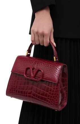 Женская сумка valentino garavani vsling из кожи аллигатора VALENTINO бордового цвета по цене 1320000 руб., арт. UW2B0F53/XDE/AMIS | Фото 2 Женская сумка valentino garavani vsling из кожи аллигатора VALENTINO бордового цвета, арт. UW2B0F53/XDE/AMIS | Фото 2
