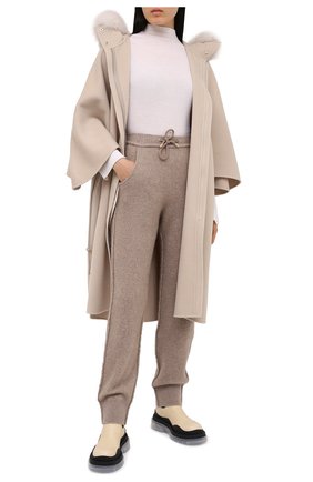 Женские кашемировые джоггеры GIORGIO ARMANI бежевого цвета по цене 183500 руб., арт. 6HAP02/AM49Z | Фото 2 Женские кашемировые джоггеры GIORGIO ARMANI бежевого цвета, арт. 6HAP02/AM49Z | Фото 2 (Материал внешний: Шерсть, Кашемир; Длина (брюки, джинсы): Удлиненные; Женское Кросс-КТ: Джоггеры - брюки; Кросс-КТ: Трикотаж; Стили: Спорт-шик; Силуэт Ж (брюки и джинсы): Джоггеры)