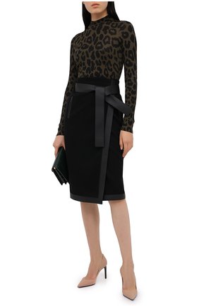 Женский шелковый пуловер TOM FORD хаки цвета по цене 152500 руб., арт. MAK994-YAX263 | Фото 2 Женский шелковый пуловер TOM FORD хаки цвета, арт. MAK994-YAX263 | Фото 2