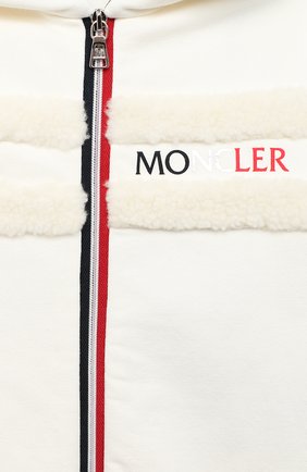 Детский хлопковый комбинезон MONCLER белого цвета по цене 29450 руб., арт. F2-951-8L721-00-809EH | Фото 3 Детский хлопковый комбинезон MONCLER белого цвета, арт. F2-951-8L721-00-809EH | Фото 3 (Рукава: Длинные; Региональные ограничения белый список (Axapta Mercury): RU; Материал внешний: Хлопок; Материал подклада: Хлопок; Ростовка одежда: 12 мес | 80 см, 18 мес | 86 см, 3 мес | 62 см, 6 мес | 68 см, 9 мес | 74 см)