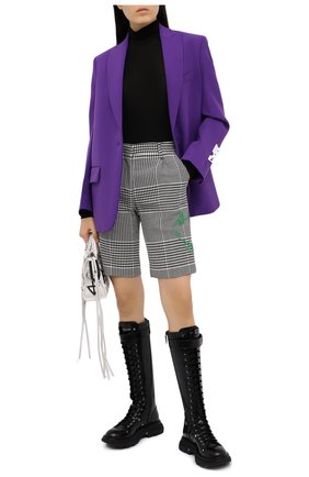 Женские шорты OFF-WHITE черно-белого цвета по цене 59750 руб., арт. 0WCA110E20FAB0021055 | Фото 2 Женские шорты OFF-WHITE черно-белого цвета, арт. 0WCA110E20FAB0021055 | Фото 2