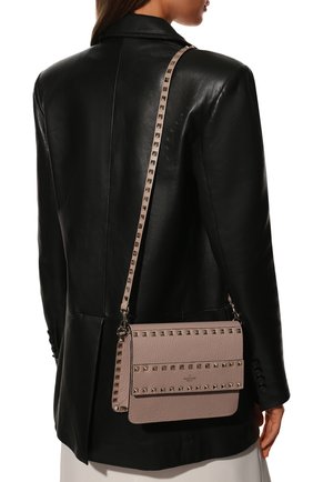 Женская сумка valentino garavani rockstud VALENTINO бежевого цвета по цене 99500 руб., арт. UW2B0E86/YRK | Фото 2 Женская сумка valentino garavani rockstud VALENTINO бежевого цвета, арт. UW2B0E86/YRK | Фото 2