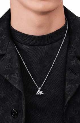 Мужского кулон на цепочке lv volt LOUIS VUITTON серебряного цвета по цене 570000 руб., арт. Q93807 | Фото 2 Мужского кулон на цепочке lv volt LOUIS VUITTON серебряного цвета, арт. Q93807 | Фото 2