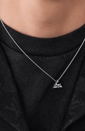 Мужского кулон на цепочке lv volt LOUIS VUITTON серебряного цвета по цене 225000 руб., арт. Q93806 | Фото 2 Мужского кулон на цепочке lv volt LOUIS VUITTON серебряного цвета, арт. Q93806 | Фото 2