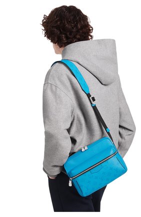 Мужская сумка outdoor LOUIS VUITTON голубого цвета по цене 137000 руб., арт. M30429 | Фото 2 Мужская сумка outdoor LOUIS VUITTON голубого цвета, арт. M30429 | Фото 2