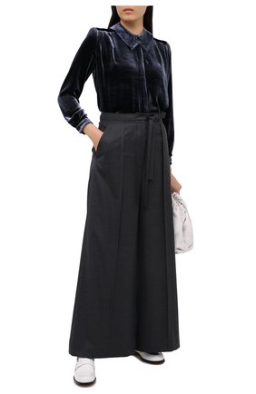 Женская бархатная блузка GIORGIO ARMANI синего цвета по цене 199500 руб., арт. 0WHCCZ44/TZ620 | Фото 2 Женская бархатная блузка GIORGIO ARMANI синего цвета, арт. 0WHCCZ44/TZ620 | Фото 2