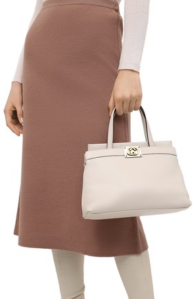 Женская сумка linea matisse small GUCCI белого цвета по цене 210400 руб., арт. 631663/1W10X | Фото 2 Женская сумка linea matisse small GUCCI белого цвета, арт. 631663/1W10X | Фото 2 (Ремень/цепочка: На ремешке; Размер: small; Материал: Натуральная кожа; Сумки-технические: Сумки через плечо, Сумки top-handle)