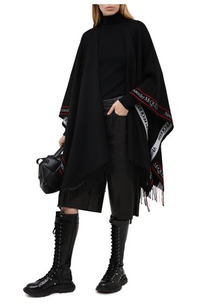Женская шерстяная накидка ALEXANDER MCQUEEN черного цвета по цене 79700 руб., арт. 628293/3777Q | Фото 2 Женская шерстяная накидка ALEXANDER MCQUEEN черного цвета, арт. 628293/3777Q | Фото 2