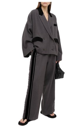 Женские шерстяные брюки UMA WANG светло-серого цвета по цене 65150 руб., арт. A0 W UW3016 | Фото 2 Женские шерстяные брюки UMA WANG светло-серого цвета, арт. A0 W UW3016 | Фото 2 (Длина (брюки, джинсы): Стандартные; Материал внешний: Шерсть; Женское Кросс-КТ: Брюки-одежда; Силуэт Ж (брюки и джинсы): Широкие; Стили: Спорт-шик)