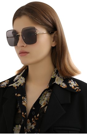 Женские солнцезащитные очки JIMMY CHOO темно-серого цвета по цене 22700 руб., арт. TAVI 2F7 | Фото 2 Женские солнцезащитные очки JIMMY CHOO темно-серого цвета, арт. TAVI 2F7 | Фото 2