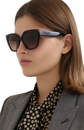 Женские солнцезащитные очки PRADA коричневого цвета по цене 17000 руб., арт. 24XS-2AU6S1 | Фото 2 Женские солнцезащитные очки PRADA коричневого цвета, арт. 24XS-2AU6S1 | Фото 2