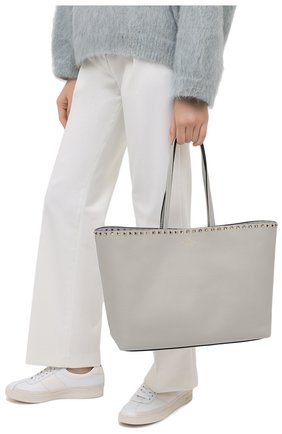 Женский сумка valentino garavani rockstud VALENTINO светло-серого цвета по цене 89950 руб., арт. UW0B0B70/VSF | Фото 2 Женский сумка valentino garavani rockstud VALENTINO светло-серого цвета, арт. UW0B0B70/VSF | Фото 2