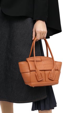 Женская сумка arco mini из кожи аллигатора BOTTEGA VENETA коричневого цвета по цене 2365000 руб., арт. 629529/VA901/AMIS | Фото 2 Женская сумка arco mini из кожи аллигатора BOTTEGA VENETA коричневого цвета, арт. 629529/VA901/AMIS | Фото 2