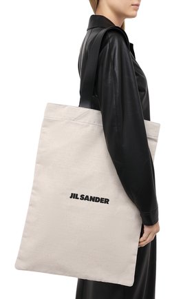 Женский сумка-шопер flat large JIL SANDER белого цвета по цене 41850 руб., арт. JSMR852457-MRB73006 | Фото 2 Женский сумка-шопер flat large JIL SANDER белого цвета, арт. JSMR852457-MRB73006 | Фото 2