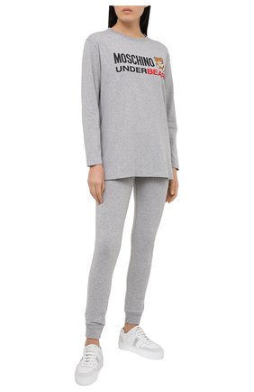 Женская хлопковый лонгслив MOSCHINO UNDERWEAR WOMAN серого цвета по цене 14950 руб., арт. A1801/9003 | Фото 2 Женская хлопковый лонгслив MOSCHINO UNDERWEAR WOMAN серого цвета, арт. A1801/9003 | Фото 2