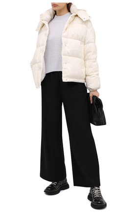 Женский пуховая куртка MONCLER белого цвета по цене 199000 руб., арт. F2-093-1A571-00-53A0C | Фото 2 Женский пуховая куртка MONCLER белого цвета, арт. F2-093-1A571-00-53A0C | Фото 2