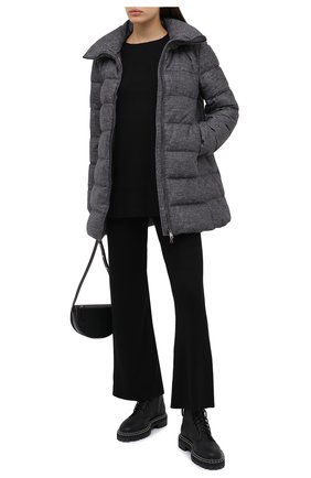 Женский пуховик MONCLER серебряного цвета по цене 152000 руб., арт. F2-093-1B542-00-54APF | Фото 2 Женский пуховик MONCLER серебряного цвета, арт. F2-093-1B542-00-54APF | Фото 2