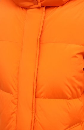 Женский пуховик WOOLRICH оранжевого цвета, арт. CFWW0U0312FR/UT1148 | Фото 5 (Рукава: Длинные; Материал внешний: Синтетический материал; Женское Кросс-КТ: Пуховик-пальто; Кросс-КТ: Пуховик; Материал подклада: Синтетический материал; Длина (верхняя одежда): Длинные; Стили: Минимализм; Материал утеплителя: Пух и перо)