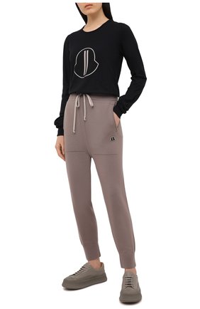 Женские кашемировые джоггеры rick owens + moncler RICK OWENS серого цвета по цене 85200 руб., арт. MU20F0020/A9453 | Фото 2 Женские кашемировые джоггеры rick owens + moncler RICK OWENS серого цвета, арт. MU20F0020/A9453 | Фото 2