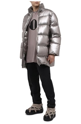 Мужская пуховик moncler + rick owens MONCLER серебряного цвета по цене 117000 руб., арт. MU20F0004/C0634 | Фото 2 Мужская пуховик moncler + rick owens MONCLER серебряного цвета, арт. MU20F0004/C0634 | Фото 2