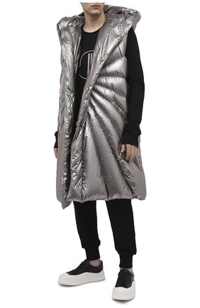 Мужской пуховый жилет moncler + rick owens MONCLER серебряного цвета по цене 136000 руб., арт. MU20F0006/C0608 | Фото 2 Мужской пуховый жилет moncler + rick owens MONCLER серебряного цвета, арт. MU20F0006/C0608 | Фото 2