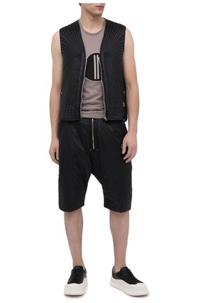 Мужские шорты moncler + rick owens MONCLER черного цвета по цене 43050 руб., арт. MU20F0024/C0594 | Фото 2 Мужские шорты moncler + rick owens MONCLER черного цвета, арт. MU20F0024/C0594 | Фото 2