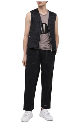 Мужской пуховый жилет moncler + rick owens MONCLER черного цвета по цене 85200 руб., арт. MU20F0011/C0596 | Фото 2 Мужской пуховый жилет moncler + rick owens MONCLER черного цвета, арт. MU20F0011/C0596 | Фото 2