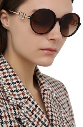Женские солнцезащитные очки VALENTINO коричневого цвета по цене 30800 руб., арт. 4075-500213 | Фото 2 Женские солнцезащитные очки VALENTINO коричневого цвета, арт. 4075-500213 | Фото 2
