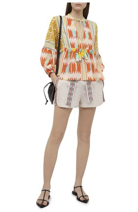 Женские льняные шорты ALICE + OLIVIA бежевого цвета по цене 30850 руб., арт. CC005D55608 | Фото 2 Женские льняные шорты ALICE + OLIVIA бежевого цвета, арт. CC005D55608 | Фото 2