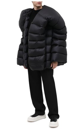 Мужская пуховик moncler + rick owens MONCLER черного цвета по цене 160500 руб., арт. MU20F0002/C0594 | Фото 2 Мужская пуховик moncler + rick owens MONCLER черного цвета, арт. MU20F0002/C0594 | Фото 2