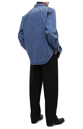 Мужская джинсовая рубашка VETEMENTS синего цвета по цене 115500 руб., арт. UAH21SH043 2801/M | Фото 2 Мужская джинсовая рубашка VETEMENTS синего цвета, арт. UAH21SH043 2801/M | Фото 2