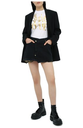 Женская хлопковая футболка VERSACE JEANS COUTURE белого цвета по цене 10500 руб., арт. B2HZB7TC-ZDM613 REG 25 THICK F0IL/30319 | Фото 2 Женская хлопковая футболка VERSACE JEANS COUTURE белого цвета, арт. B2HZB7TC-ZDM613 REG 25 THICK F0IL/30319 | Фото 2