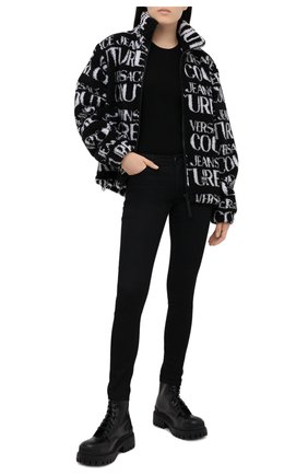Женская куртка VERSACE JEANS COUTURE черно-белого цвета по цене 43350 руб., арт. C1GZB909-ZUM409 L0G0/04899 | Фото 2 Женская куртка VERSACE JEANS COUTURE черно-белого цвета, арт. C1GZB909-ZUM409 L0G0/04899 | Фото 2